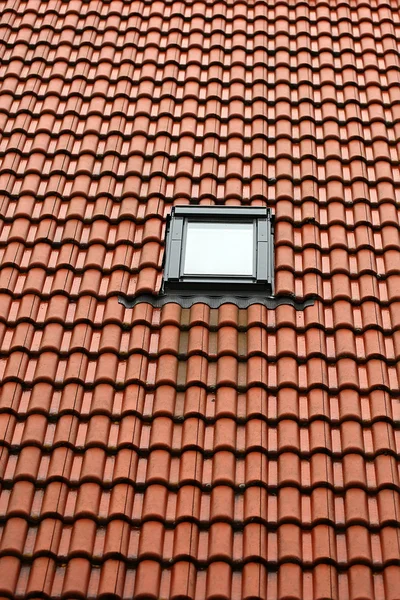 A piros tető egyetlen ablak — Stock Fotó