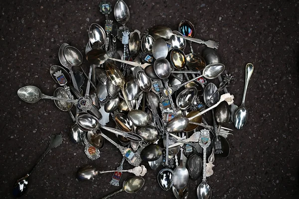 Cucchiai d'argento con emblemi — Foto Stock