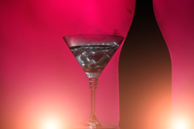 Şişe ve bardak-pink üzerinde