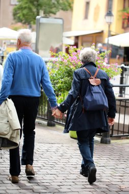 Üst düzey çift caddeden aşağı yürüyüş