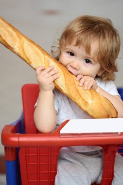Çocuk arabası alışveriş Fransız ekmeği ısırma