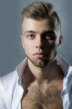 genç seksi sakallı açılarak adam