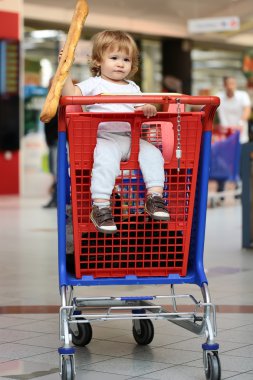 Ekmek dükkanındaki çocukla