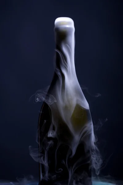 Пляшка шампанського з димом — стокове фото