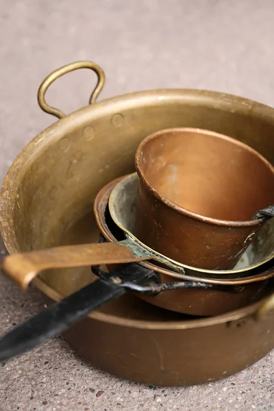 Old copper cooking pots — Stok fotoğraf