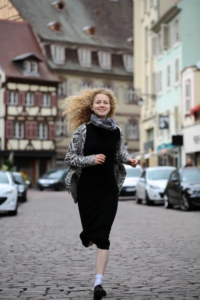Blond lady running along street — Stock Photo, Image
