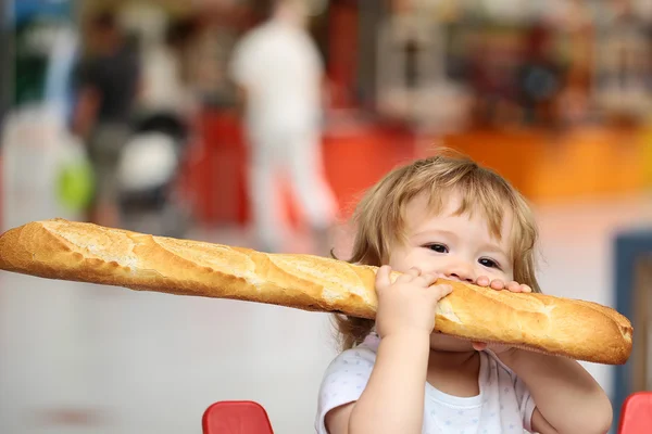 Niño con pan francés — Foto de Stock