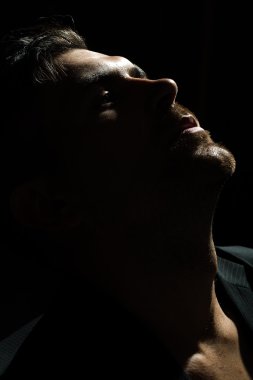 Şehvetli sakallı adam portresi
