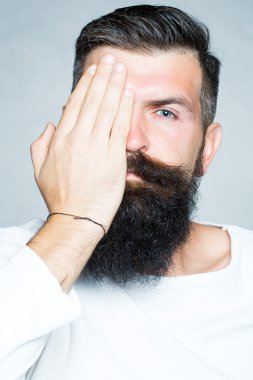 Sakallı bıyıklı gri saçlı adam