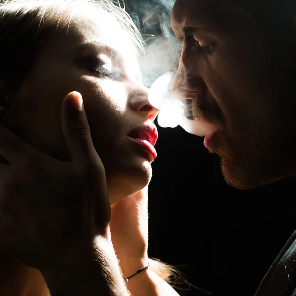 Άνθρωπος ξεφυσήξει καπνό στο πρόσωπο — Φωτογραφία Αρχείου