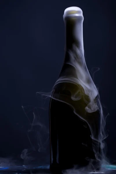 煙でシャンパン ボトル — ストック写真