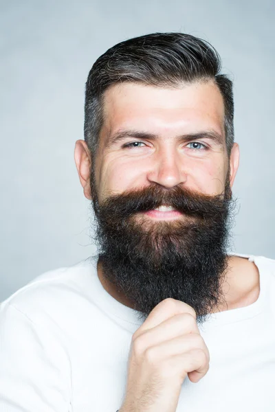 Homem de cabelos grisalhos a puxar barba — Fotografia de Stock