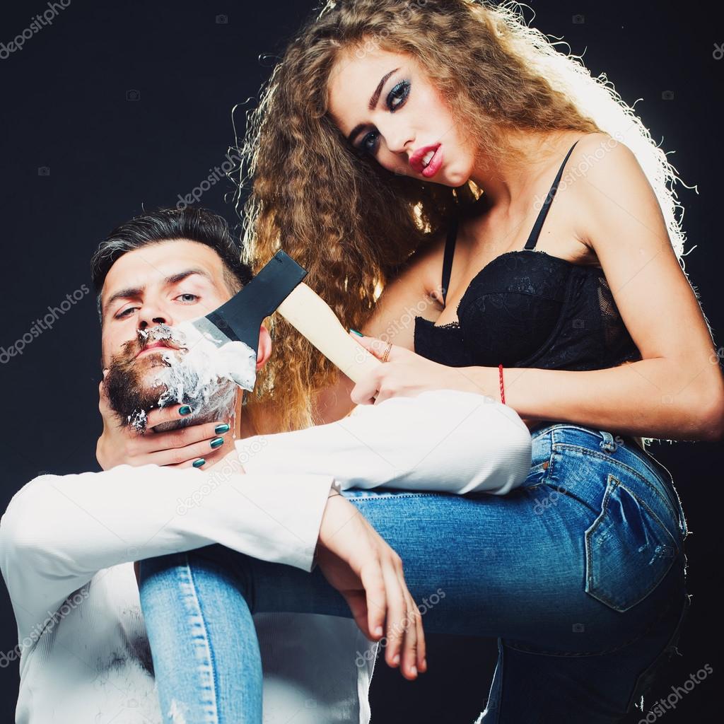 девушка бреет бороду. парикмахер бреет мужчину. мужчина и женщина после душа. женщина бреет бороду мужчине. женщина бреет мужчину.