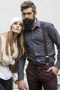 Genç çift duvarının yakınında