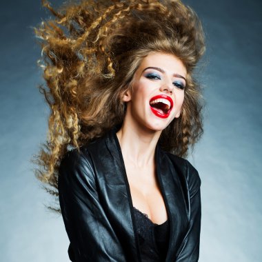 Çekici bir genç kadının portresi