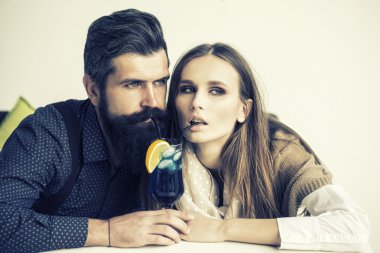 Genç çift kokteyl içiyor.