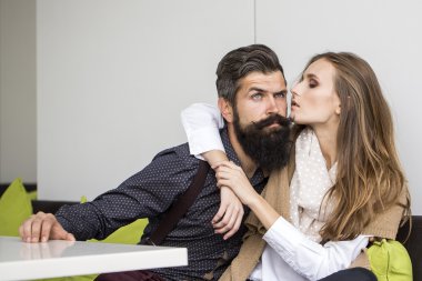 Kafedeki genç çift.