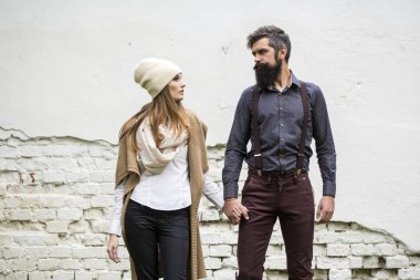 Genç çift duvarının yakınında