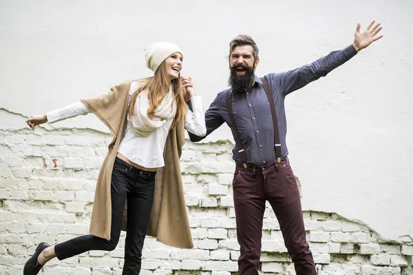 Glückliches Paar in der Nähe der Mauer — Stockfoto