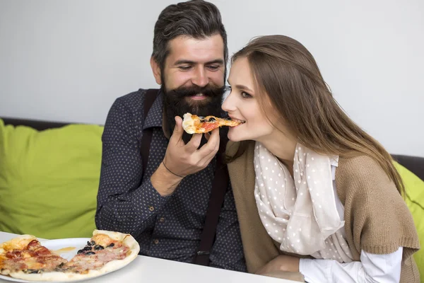 Couple manger une pizza — Photo