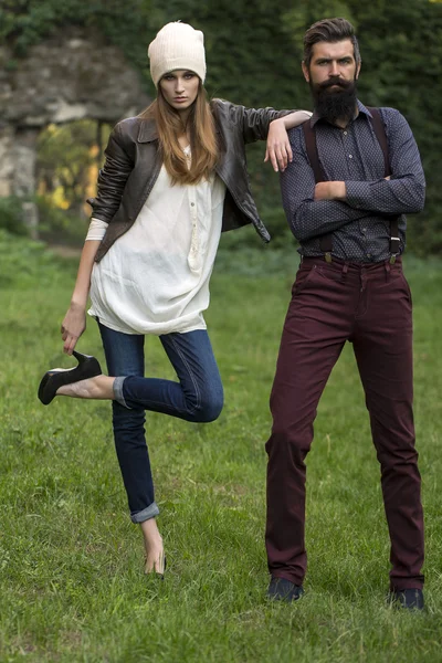 Casal elegante ao ar livre — Fotografia de Stock