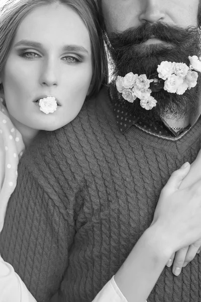 Chica y hombre con flores en la barba —  Fotos de Stock