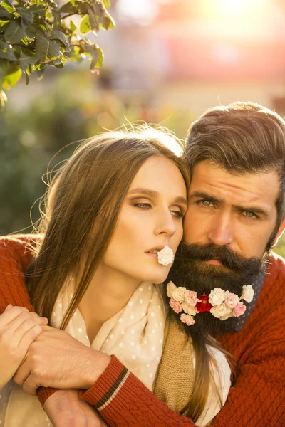 Mädchen und Mann mit Blumen am Bart — Stockfoto