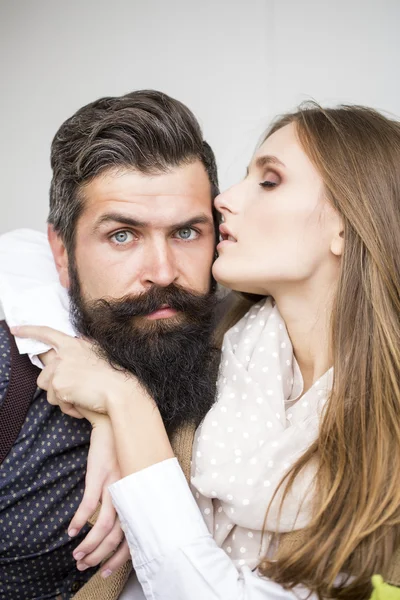 Junges Paar drinnen — Stockfoto