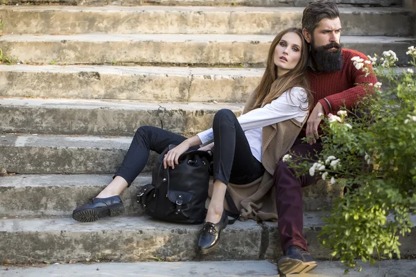 Casal sentado nas escadas ao ar livre — Fotografia de Stock