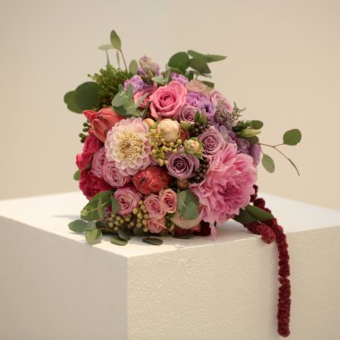 Küp üzerinde bir buket