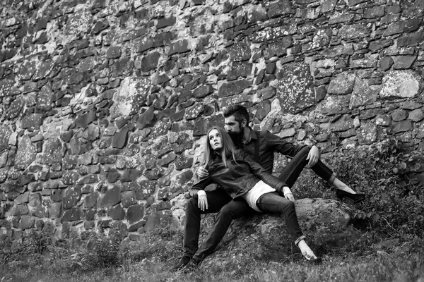 Ζευγάρι κοντά σε πέτρινο τοίχο — Φωτογραφία Αρχείου