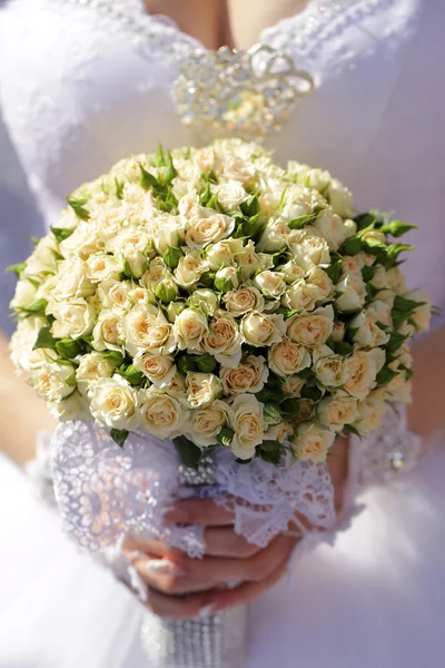 Bröllop blommor i mänsklig hand — Stockfoto