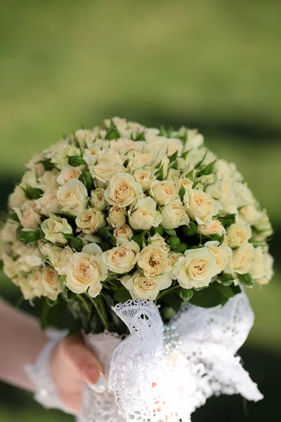 Ślub kwiaty w ręku — Zdjęcie stockowe