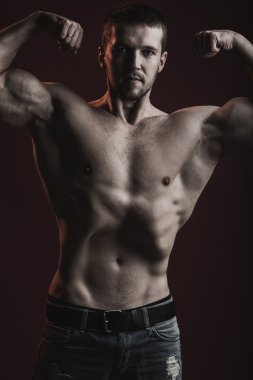 atletik genç adam