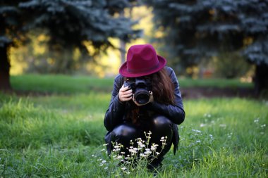 Çimenlerin üzerinde kadın fotoğrafçı