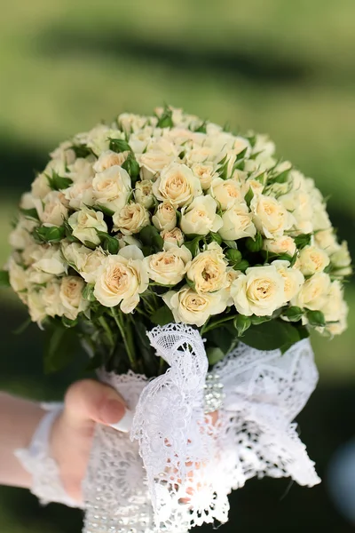 Flores de boda en la mano — Foto de Stock