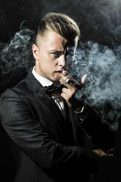 Портрет сексуального мужчины, курящего хавану — стоковое фото