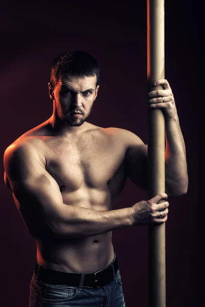 Hombre muscular con travesaño — Foto de Stock