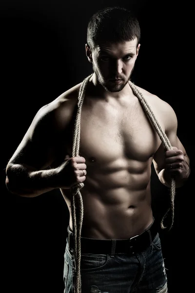 Мускулистый человек с веревкой — стоковое фото