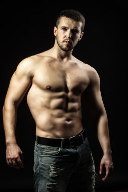 kaslı seksi adam