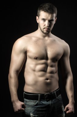 kaslı seksi adam