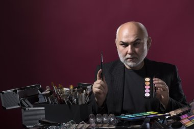 Pro visagiste with set