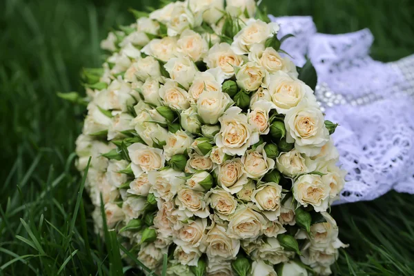 Flores de boda sobre hierba — Foto de Stock