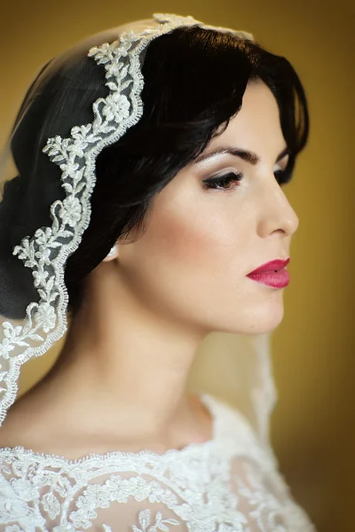 Pensive brunette bride — Stock Photo, Image