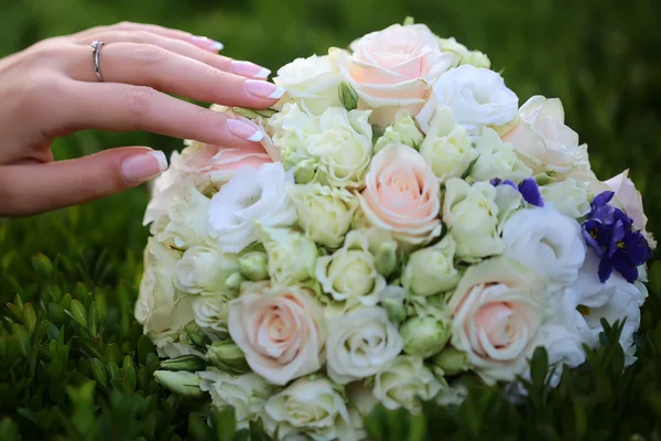 Wedding bouquet outdoor — Stock Photo, Image