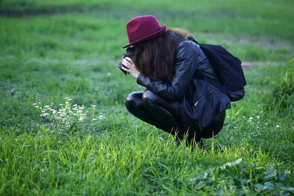 Female photographer on grass — Stock Photo, Image