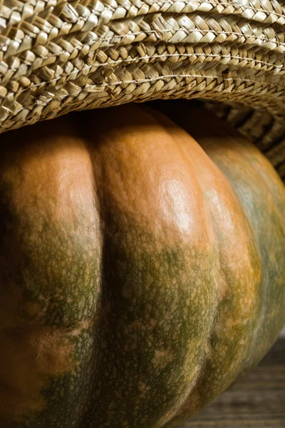 Calabaza en sombrero de paja —  Fotos de Stock