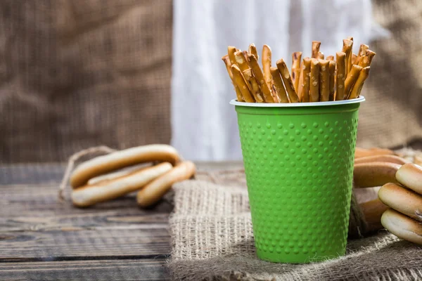 Disposable green cup with straws — Stockfoto