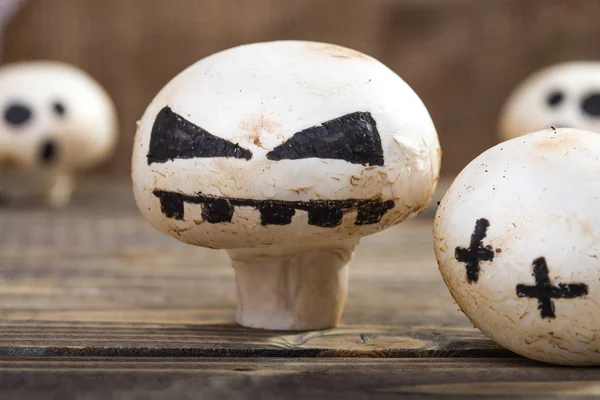 Cogumelos de Halloween com cara de fantasma — Fotografia de Stock