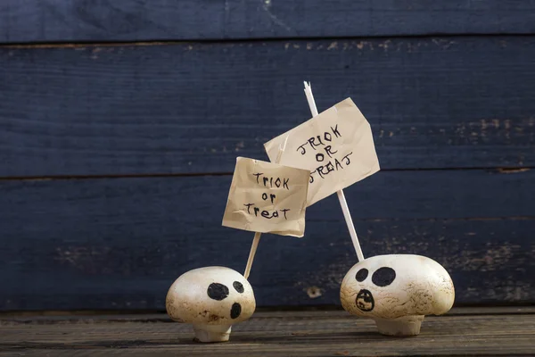 Champiñones blancos con palos de Halloween — Foto de Stock
